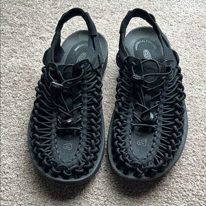 Gently Used Men’s Keen Black Outdoor Sandals with Woven Design Size 9